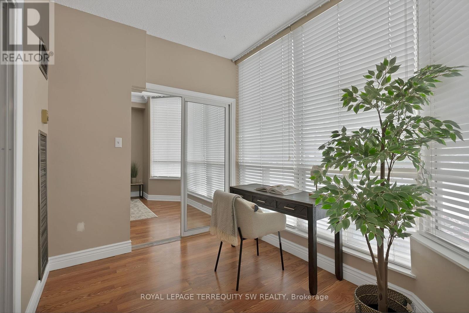 113 - 309 Major Mackenzie Drive E, Richmond Hill, ON - Indoor