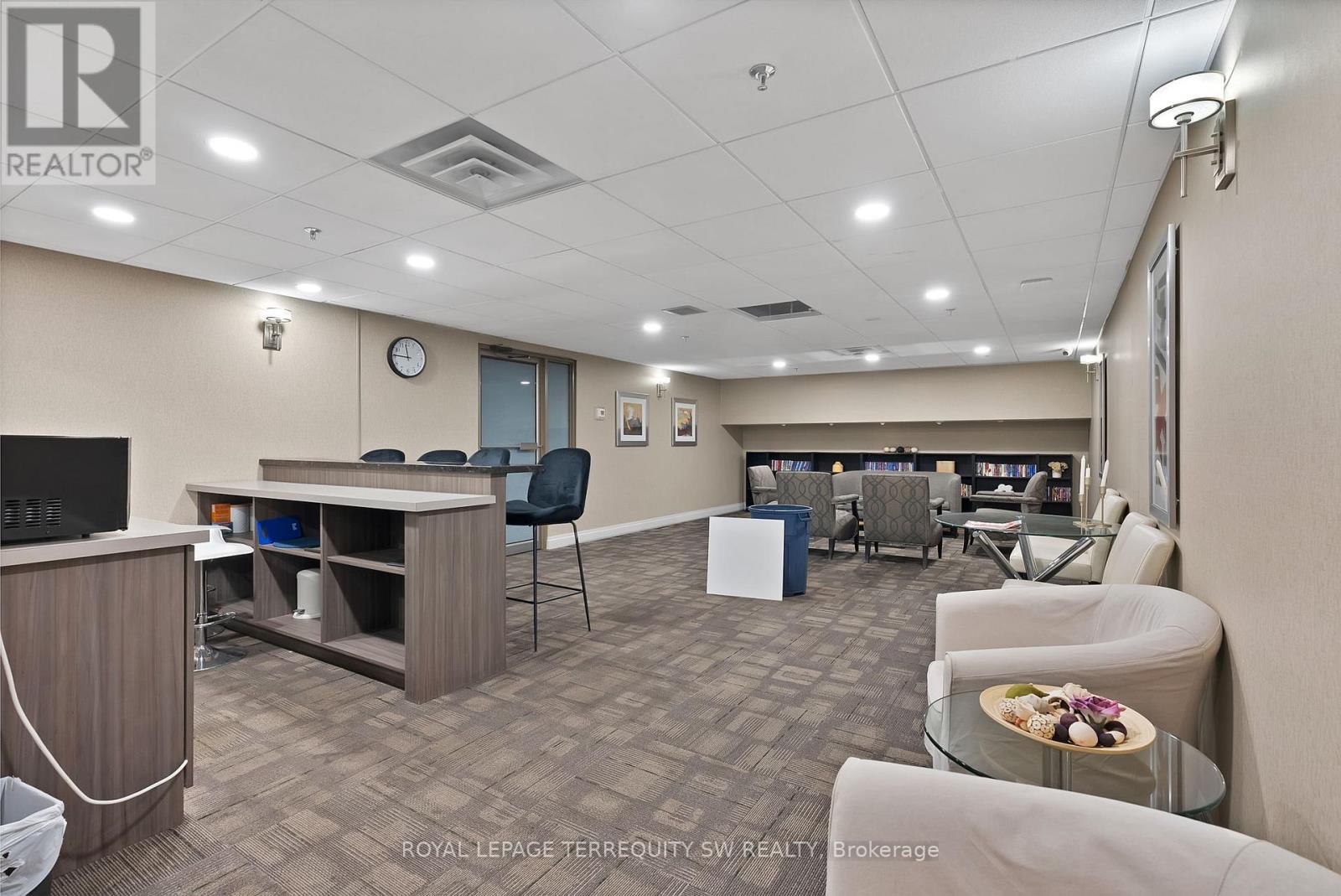 113 - 309 Major Mackenzie Drive E, Richmond Hill, ON - Indoor