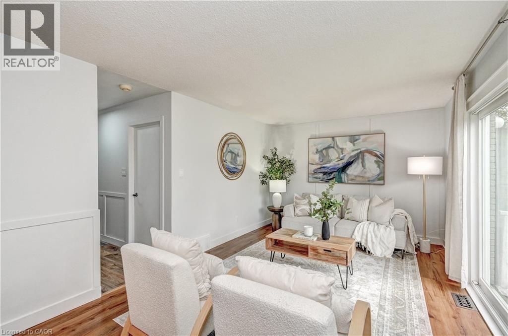 39 Southwood Drive, Kitchener, ON - Indoor Photo Showing Living Room