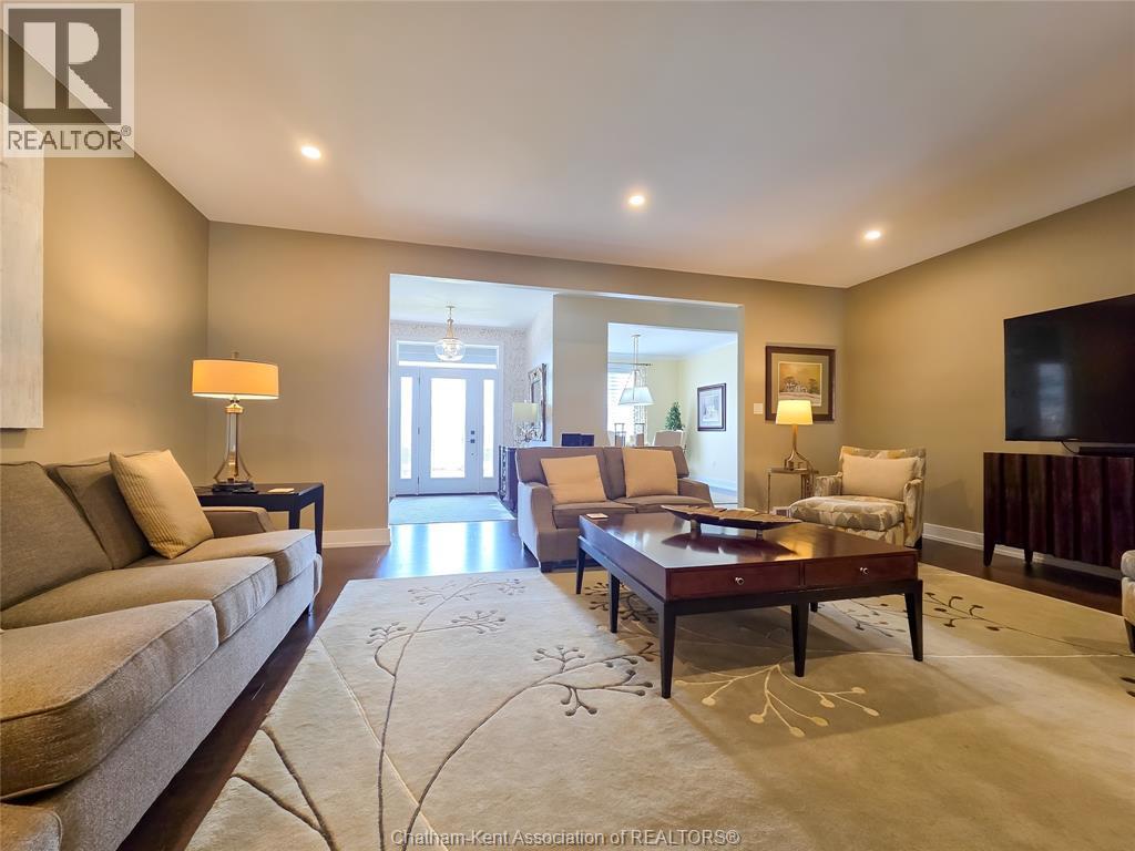 7 Tracy Drive, Chatham, ON - Indoor Photo Showing Living Room