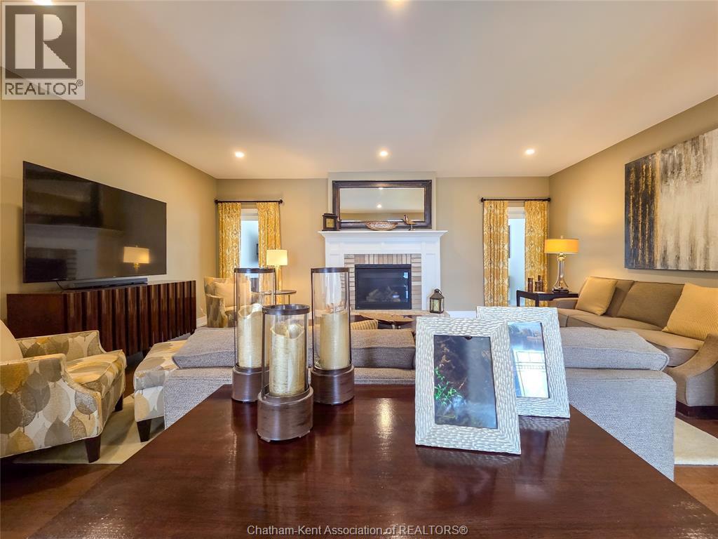 7 Tracy Drive, Chatham, ON - Indoor Photo Showing Living Room With Fireplace