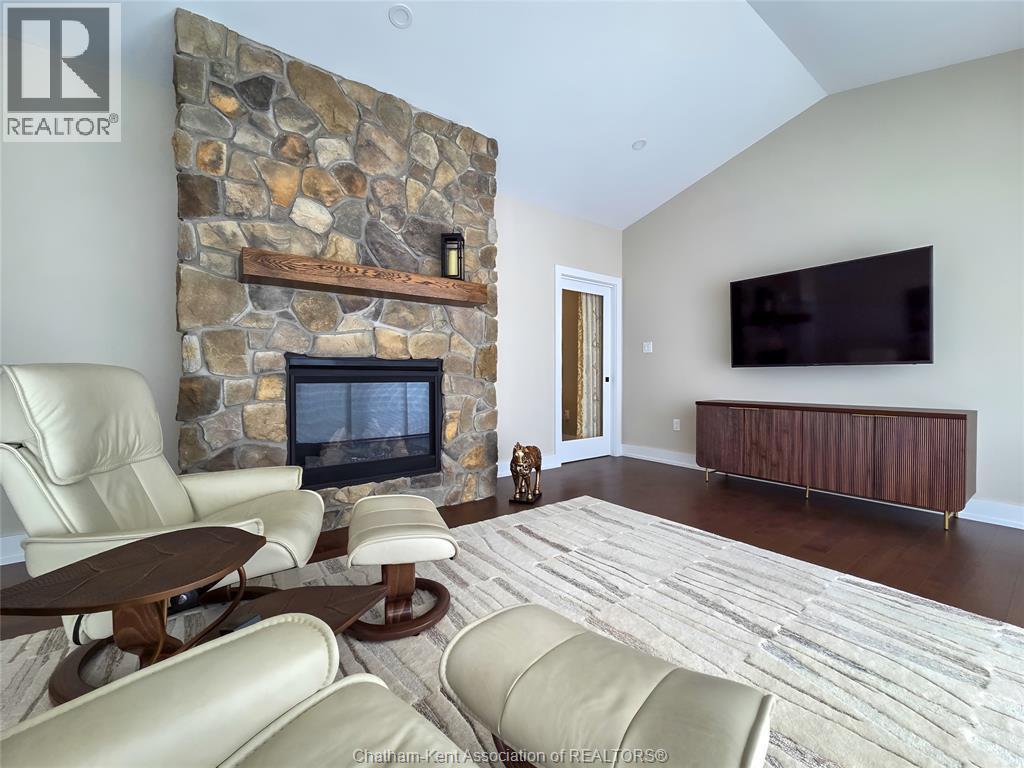 7 Tracy Drive, Chatham, ON - Indoor Photo Showing Living Room With Fireplace