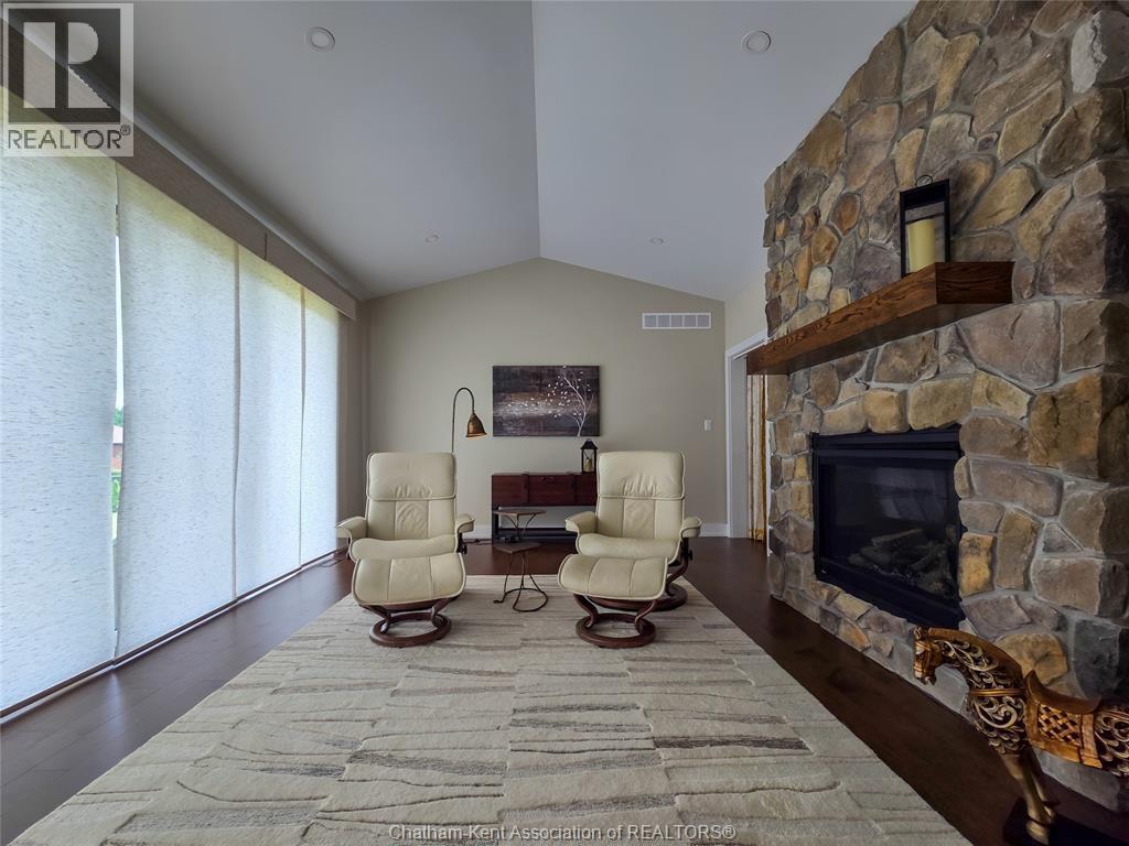 7 Tracy Drive, Chatham, ON - Indoor Photo Showing Living Room With Fireplace