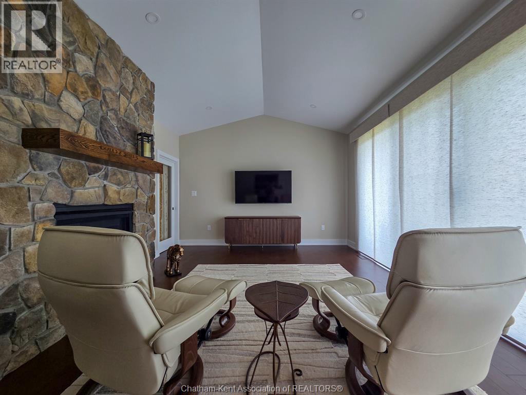 7 Tracy Drive, Chatham, ON - Indoor Photo Showing Living Room With Fireplace