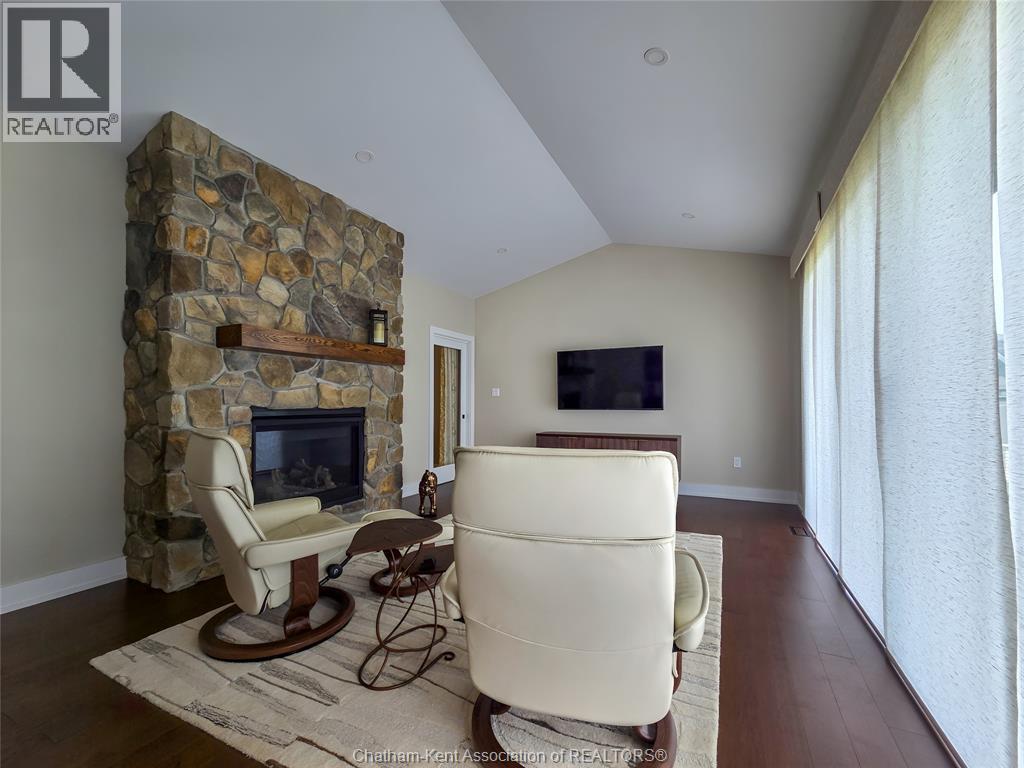 7 Tracy Drive, Chatham, ON - Indoor With Fireplace