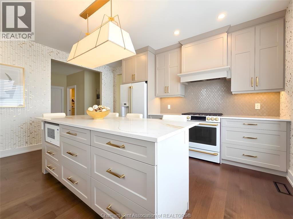 7 Tracy Drive, Chatham, ON - Indoor Photo Showing Kitchen With Upgraded Kitchen