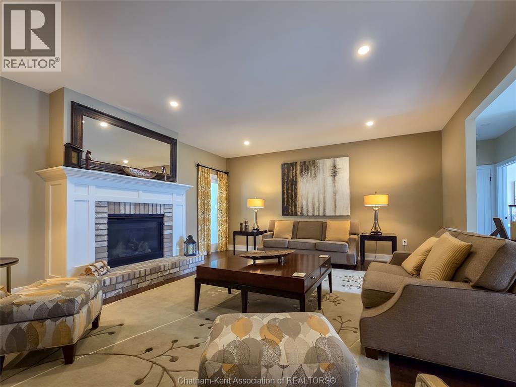 7 Tracy Drive, Chatham, ON - Indoor Photo Showing Living Room With Fireplace