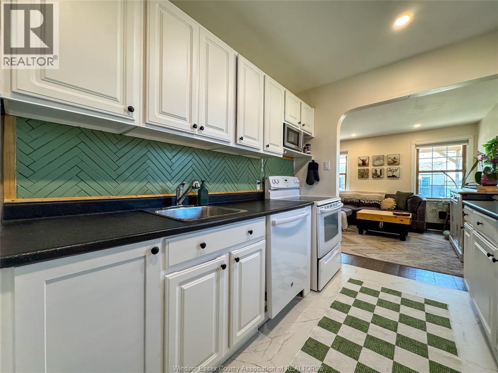 1704 Central, Windsor, ON - Indoor Photo Showing Kitchen