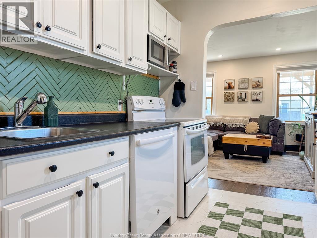 1704 Central, Windsor, ON - Indoor Photo Showing Kitchen