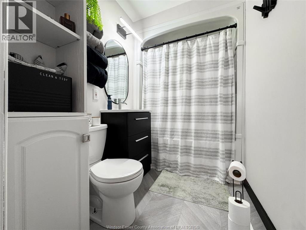 1704 Central, Windsor, ON - Indoor Photo Showing Bathroom