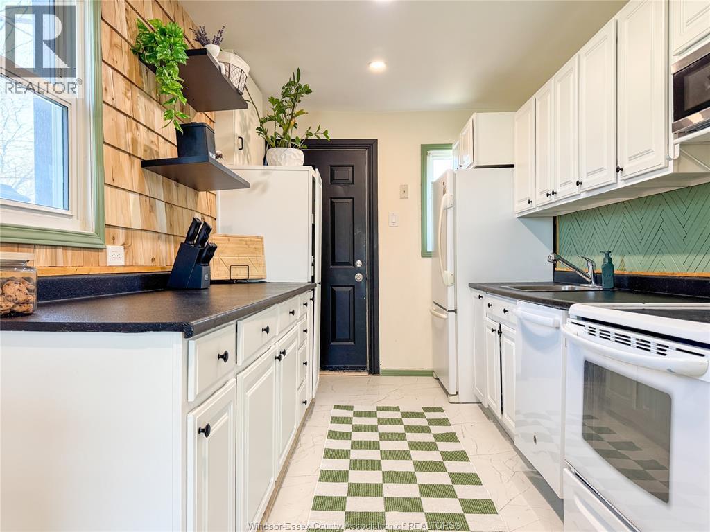 1704 Central, Windsor, ON - Indoor Photo Showing Kitchen