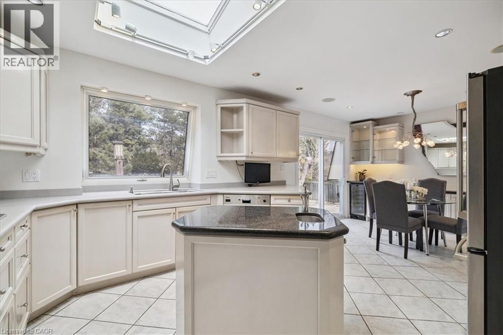 25 Bannisdale Way, Carlisle, ON - Indoor Photo Showing Kitchen
