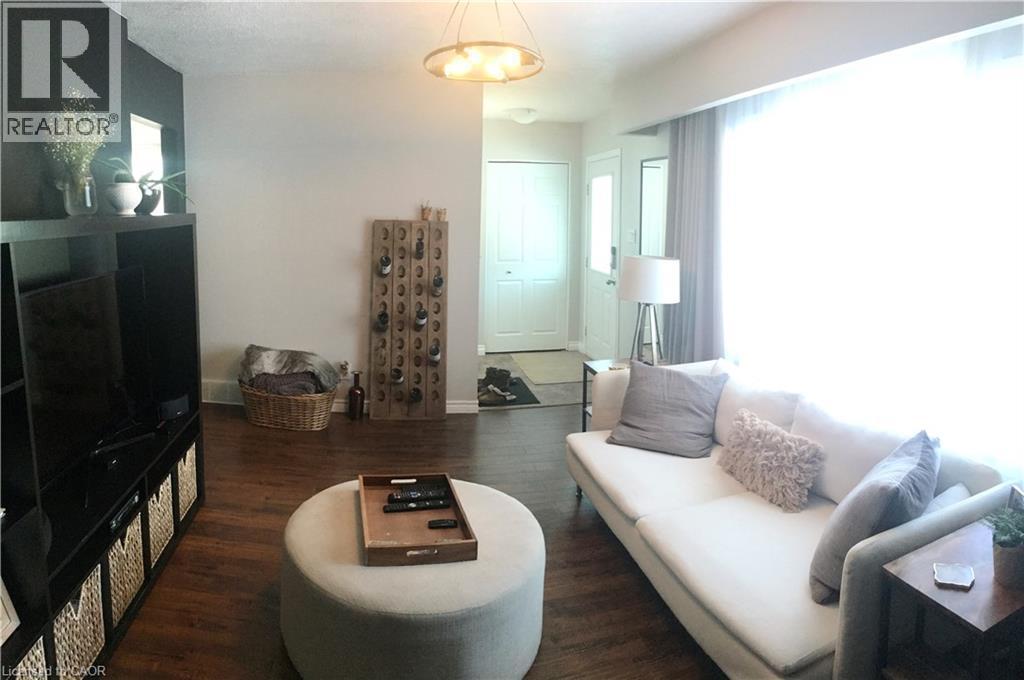 148 Green Valley Drive, Kitchener, ON - Indoor Photo Showing Living Room