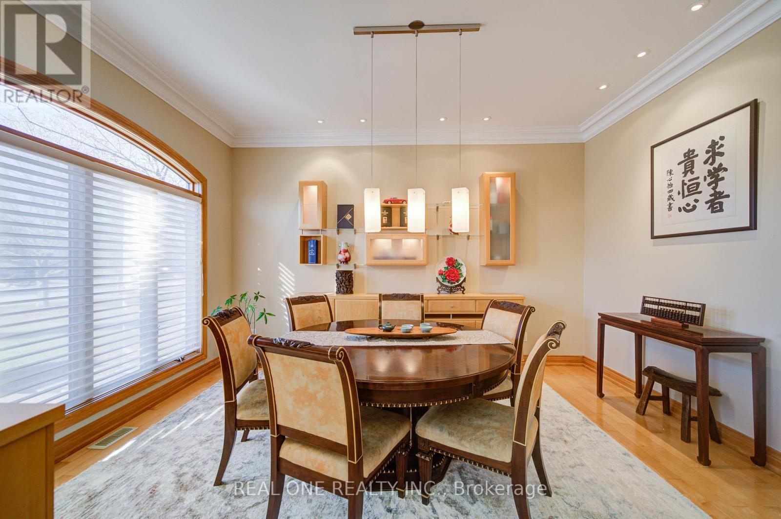 24 Maplehyrn Avenue, East Gwillimbury, ON - Indoor Photo Showing Dining Room