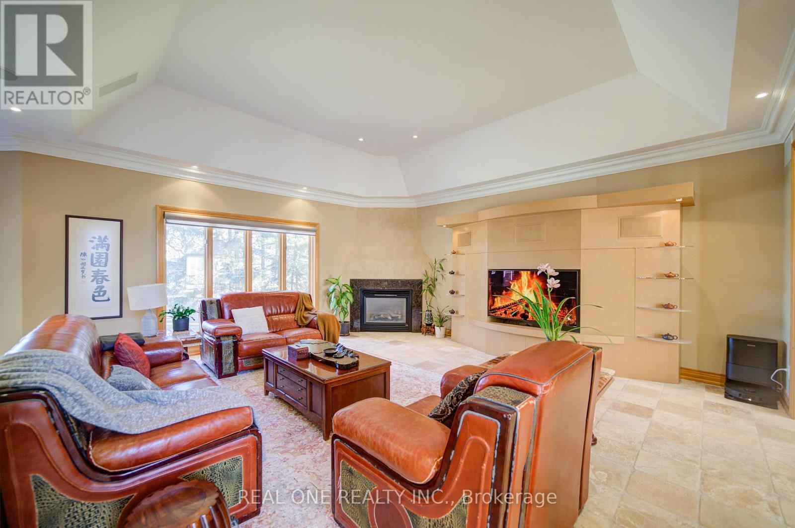 24 Maplehyrn Avenue, East Gwillimbury, ON - Indoor Photo Showing Living Room With Fireplace