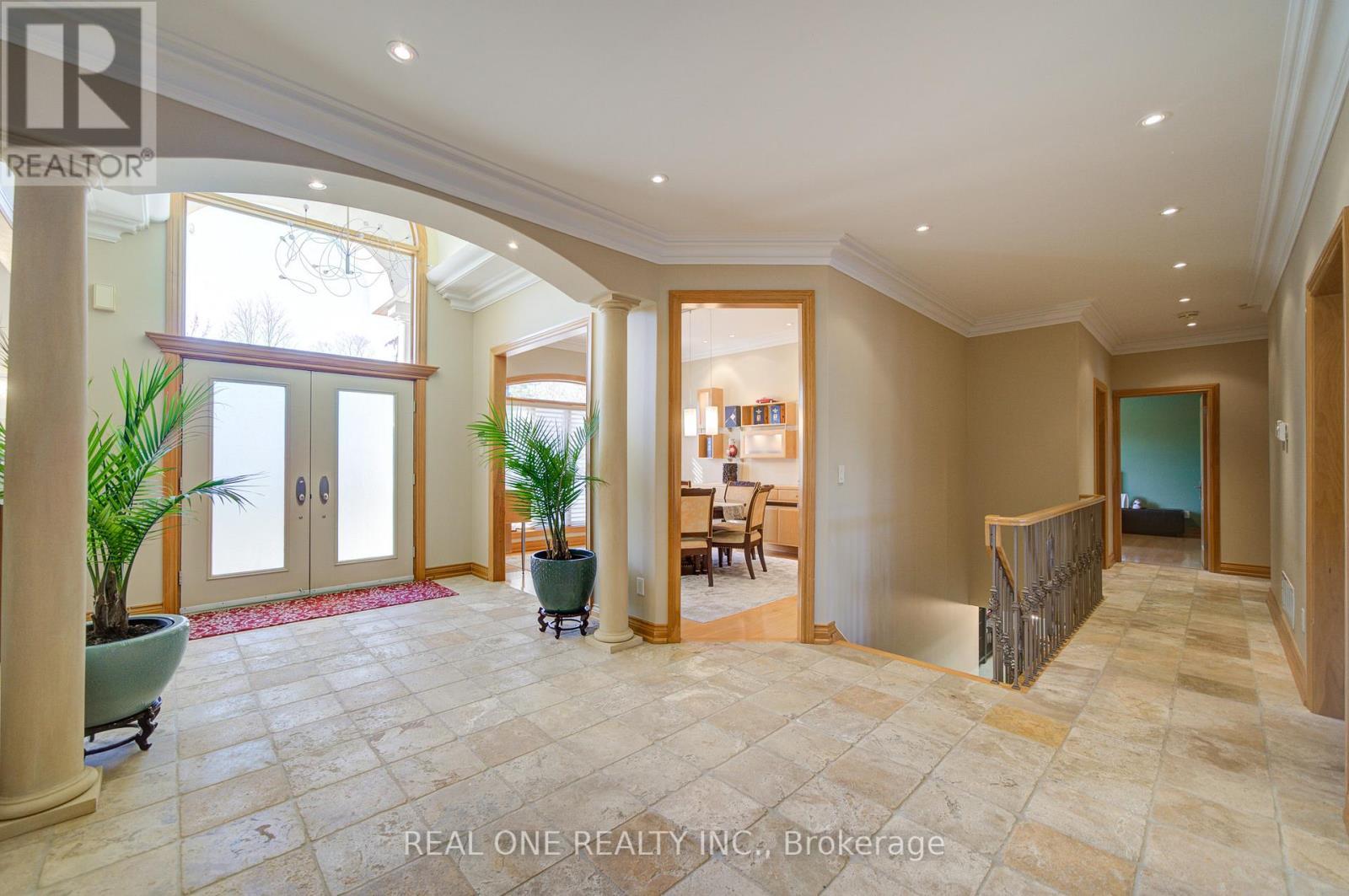 24 Maplehyrn Avenue, East Gwillimbury, ON - Indoor Photo Showing Other Room