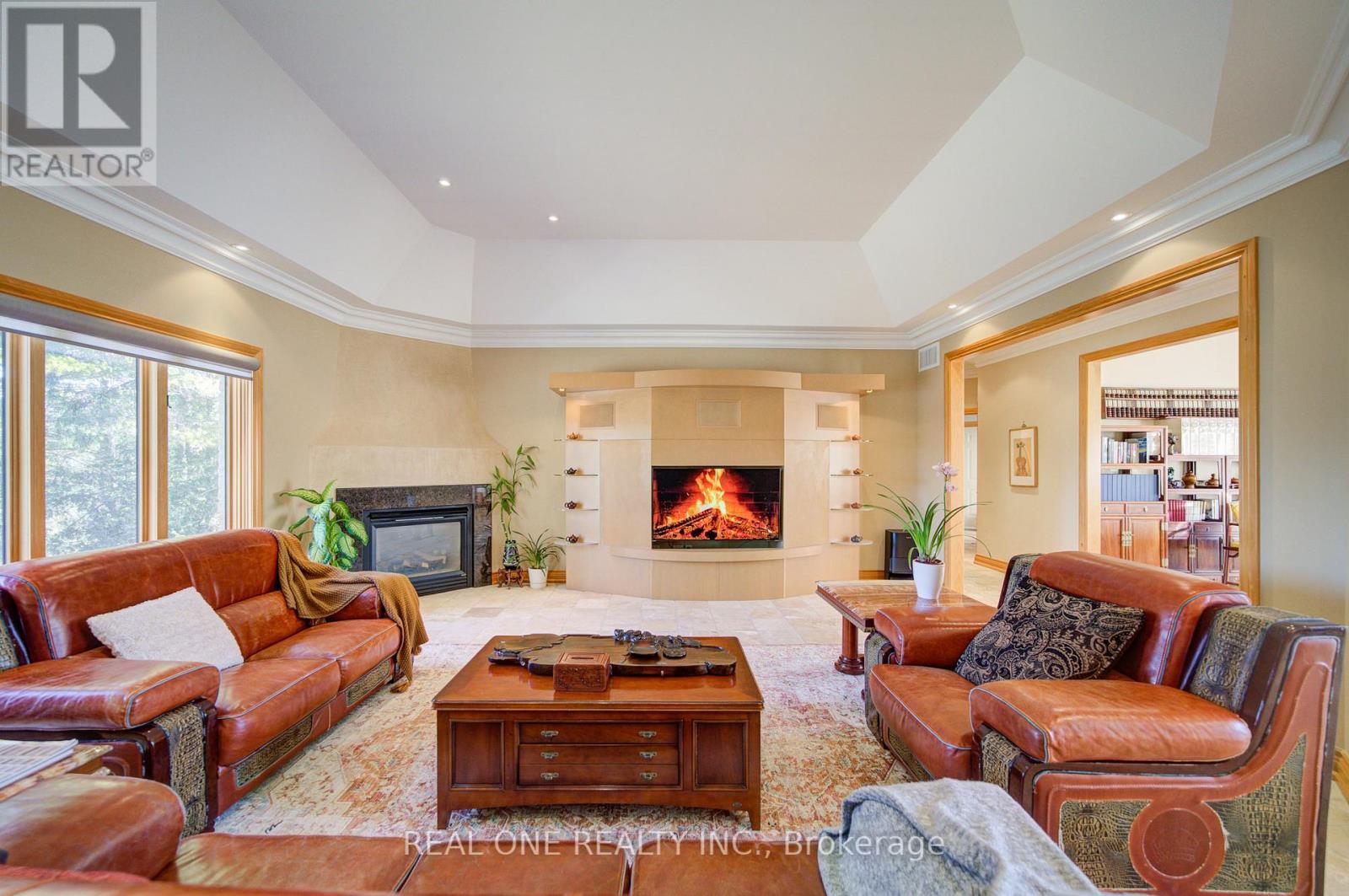 24 Maplehyrn Avenue, East Gwillimbury, ON - Indoor Photo Showing Living Room With Fireplace