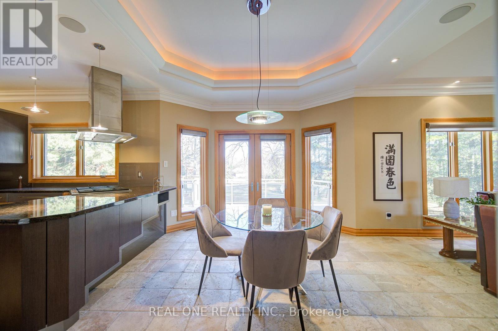 24 Maplehyrn Avenue, East Gwillimbury, ON - Indoor Photo Showing Dining Room