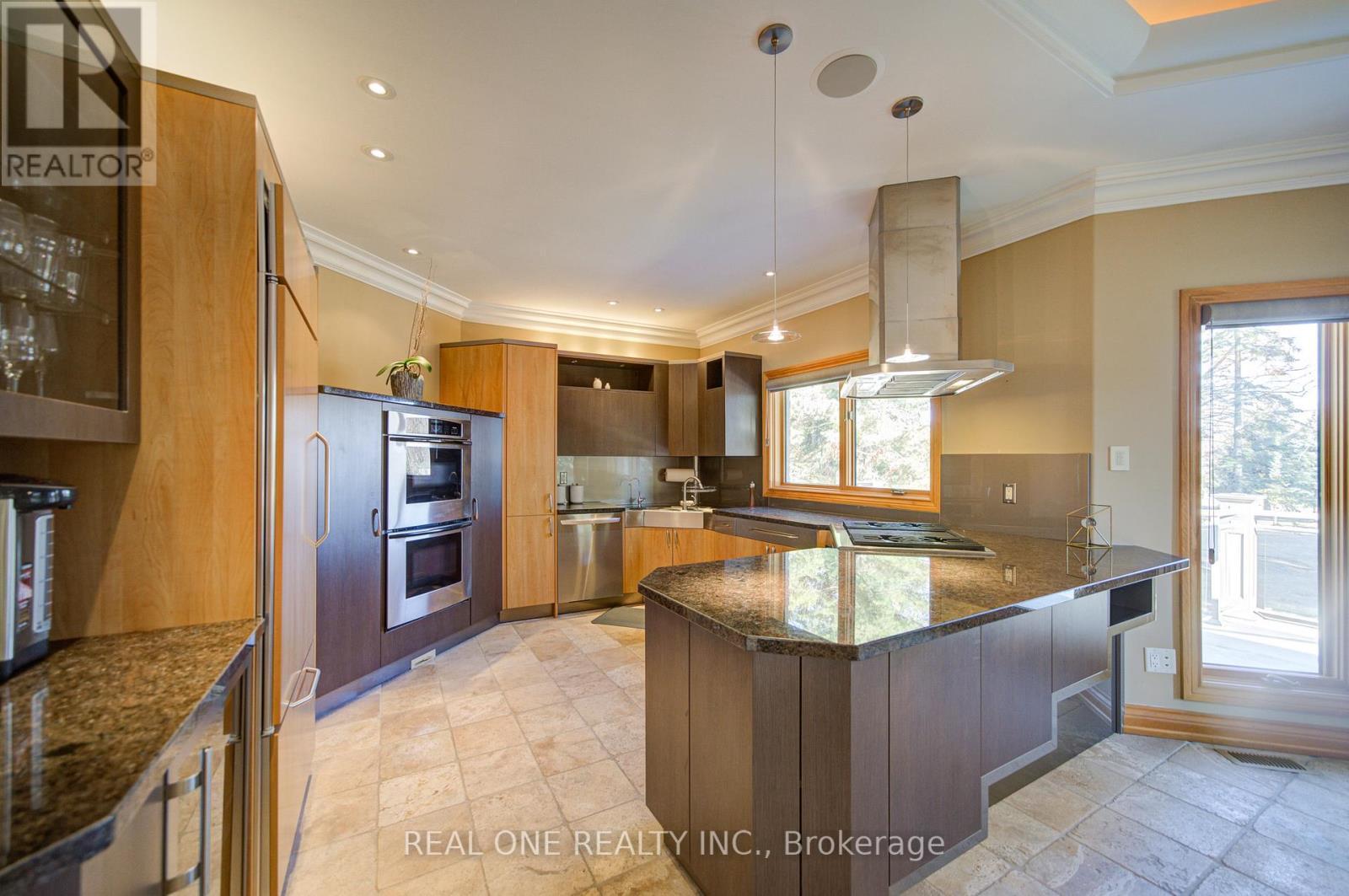 24 Maplehyrn Avenue, East Gwillimbury, ON - Indoor Photo Showing Kitchen With Upgraded Kitchen