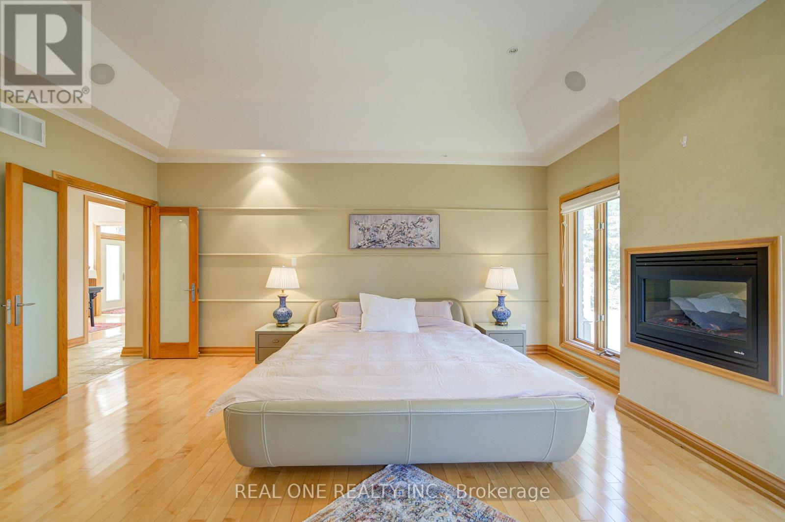 24 Maplehyrn Avenue, East Gwillimbury, ON - Indoor Photo Showing Bedroom