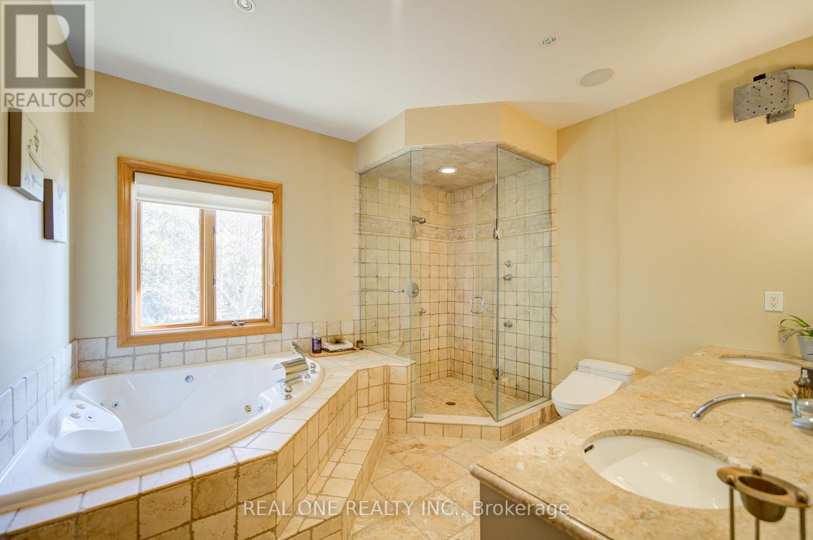24 Maplehyrn Avenue, East Gwillimbury, ON - Indoor Photo Showing Bathroom