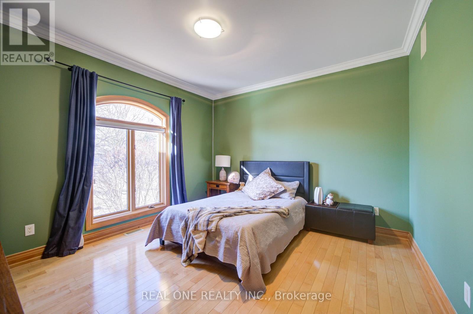 24 Maplehyrn Avenue, East Gwillimbury, ON - Indoor Photo Showing Bedroom