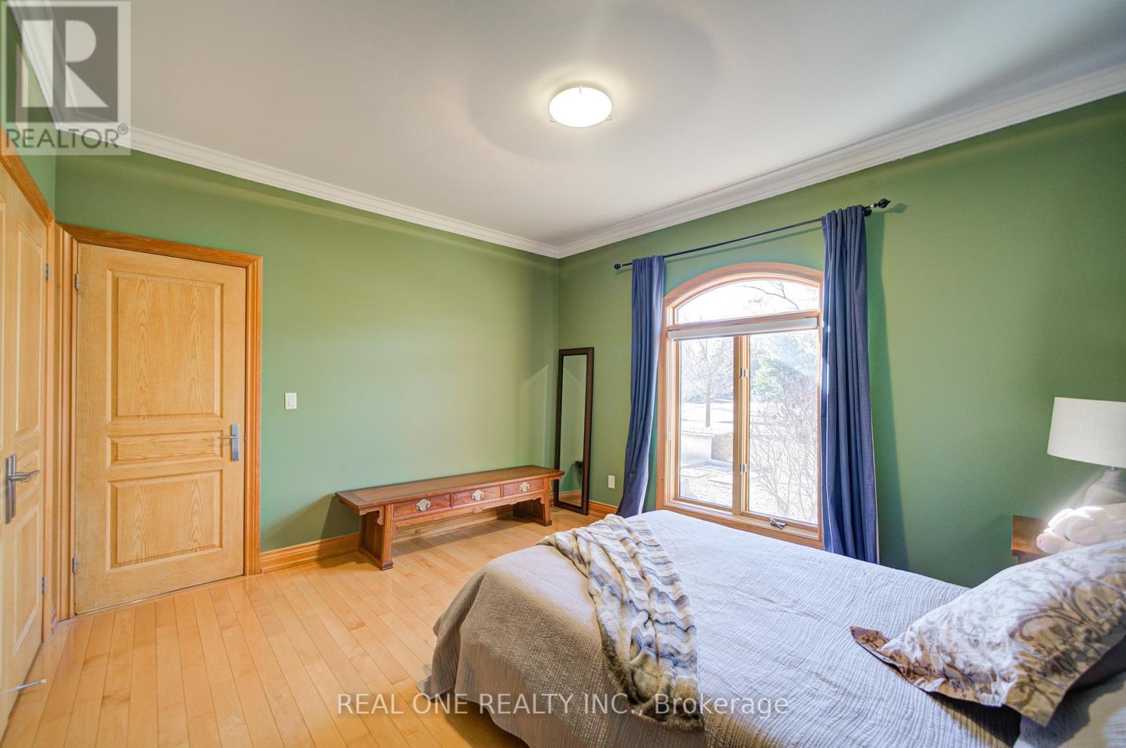 24 Maplehyrn Avenue, East Gwillimbury, ON - Indoor Photo Showing Bedroom