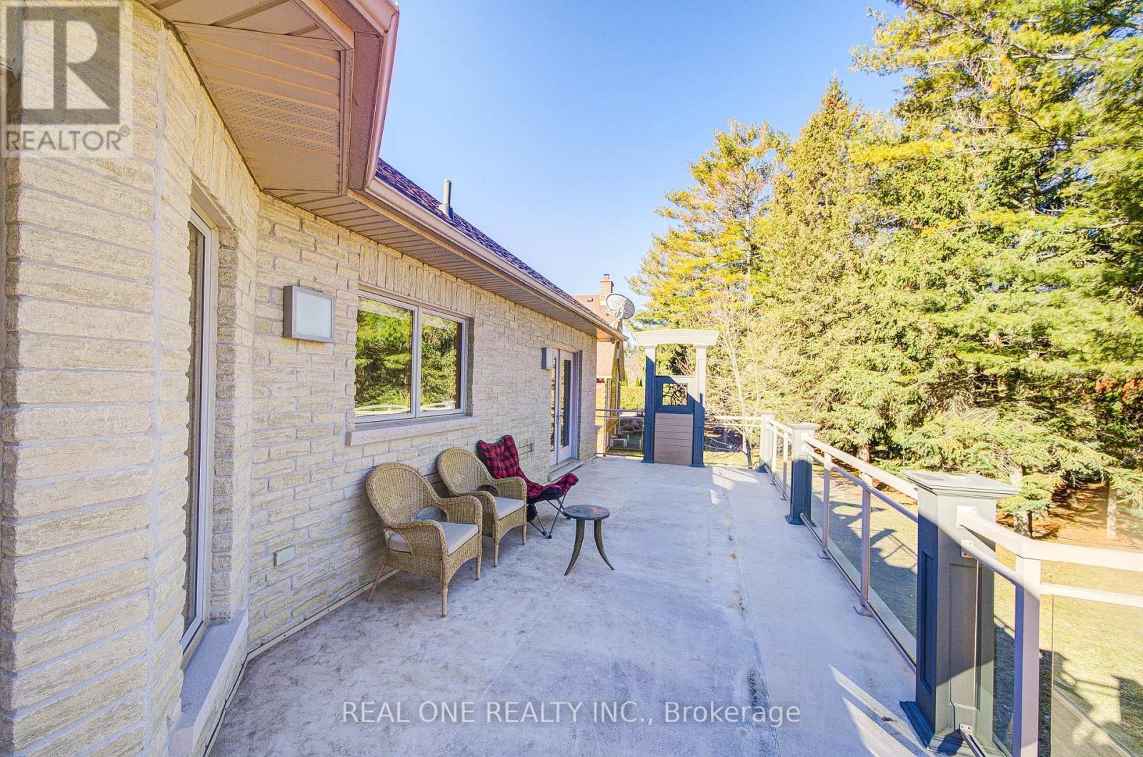 24 Maplehyrn Avenue, East Gwillimbury, ON - Outdoor With Exterior