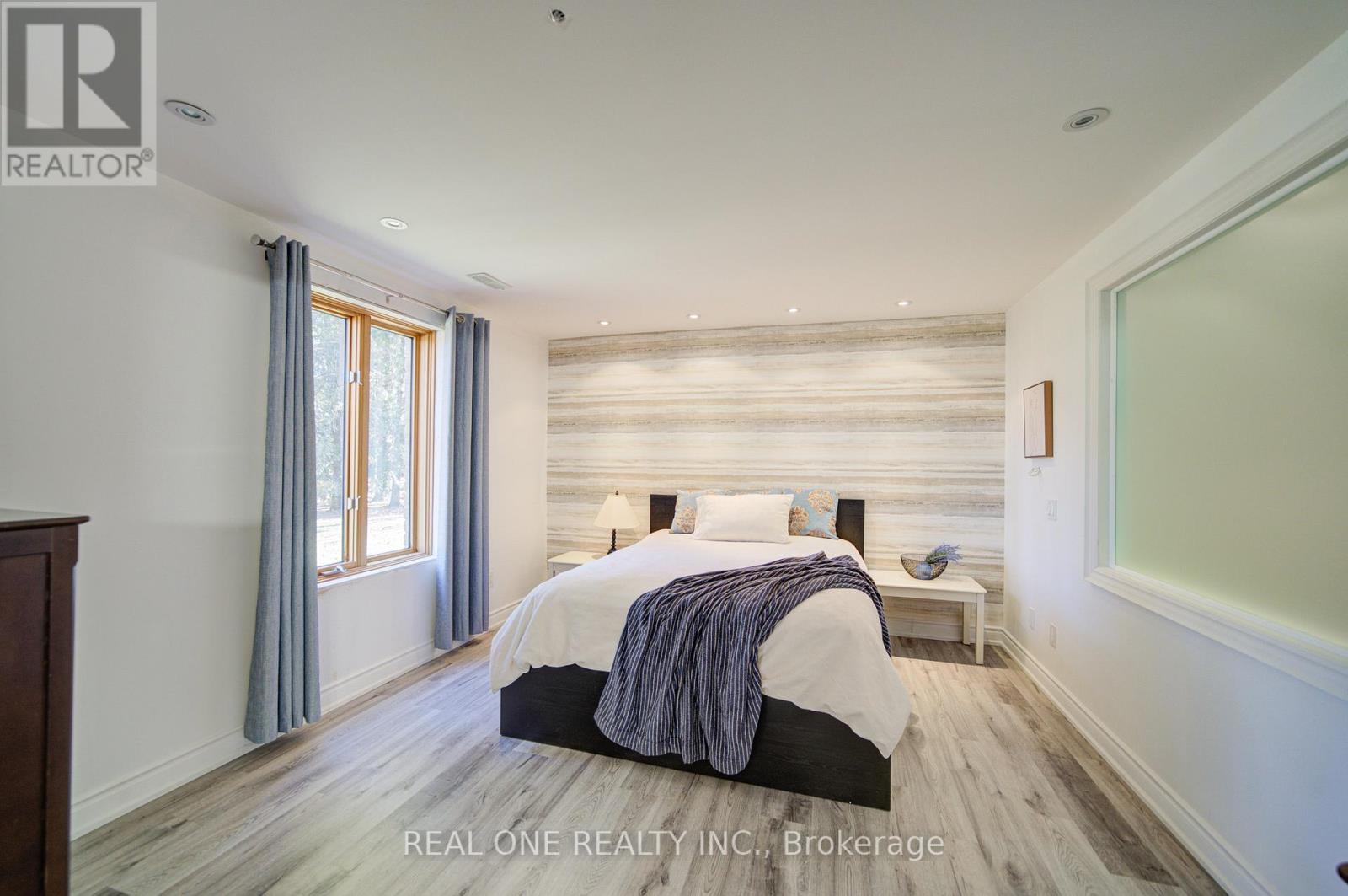 24 Maplehyrn Avenue, East Gwillimbury, ON - Indoor Photo Showing Bedroom