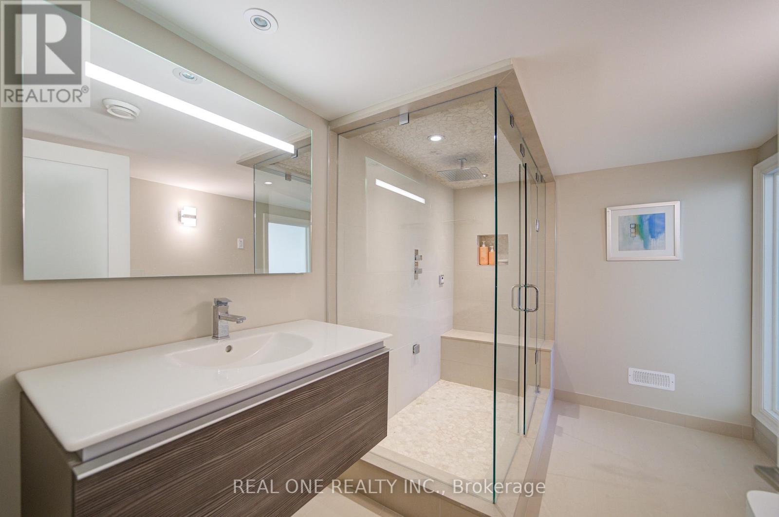 24 Maplehyrn Avenue, East Gwillimbury, ON - Indoor Photo Showing Bathroom