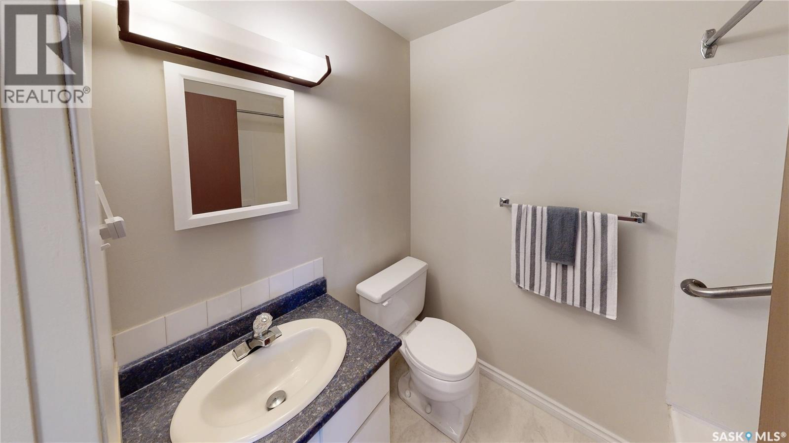 6 Mackenzie Mews, Regina, SK - Indoor Photo Showing Bathroom