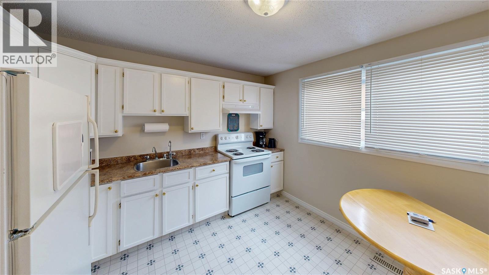 6 Mackenzie Mews, Regina, SK - Indoor Photo Showing Kitchen