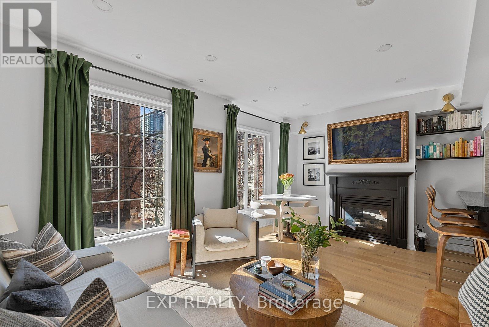 675 - 3 Everson Drive, Toronto, ON - Indoor Photo Showing Living Room With Fireplace