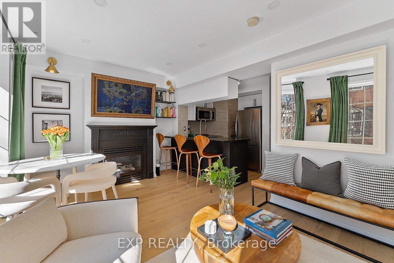 675 - 3 Everson Drive, Toronto, ON - Indoor Photo Showing Living Room