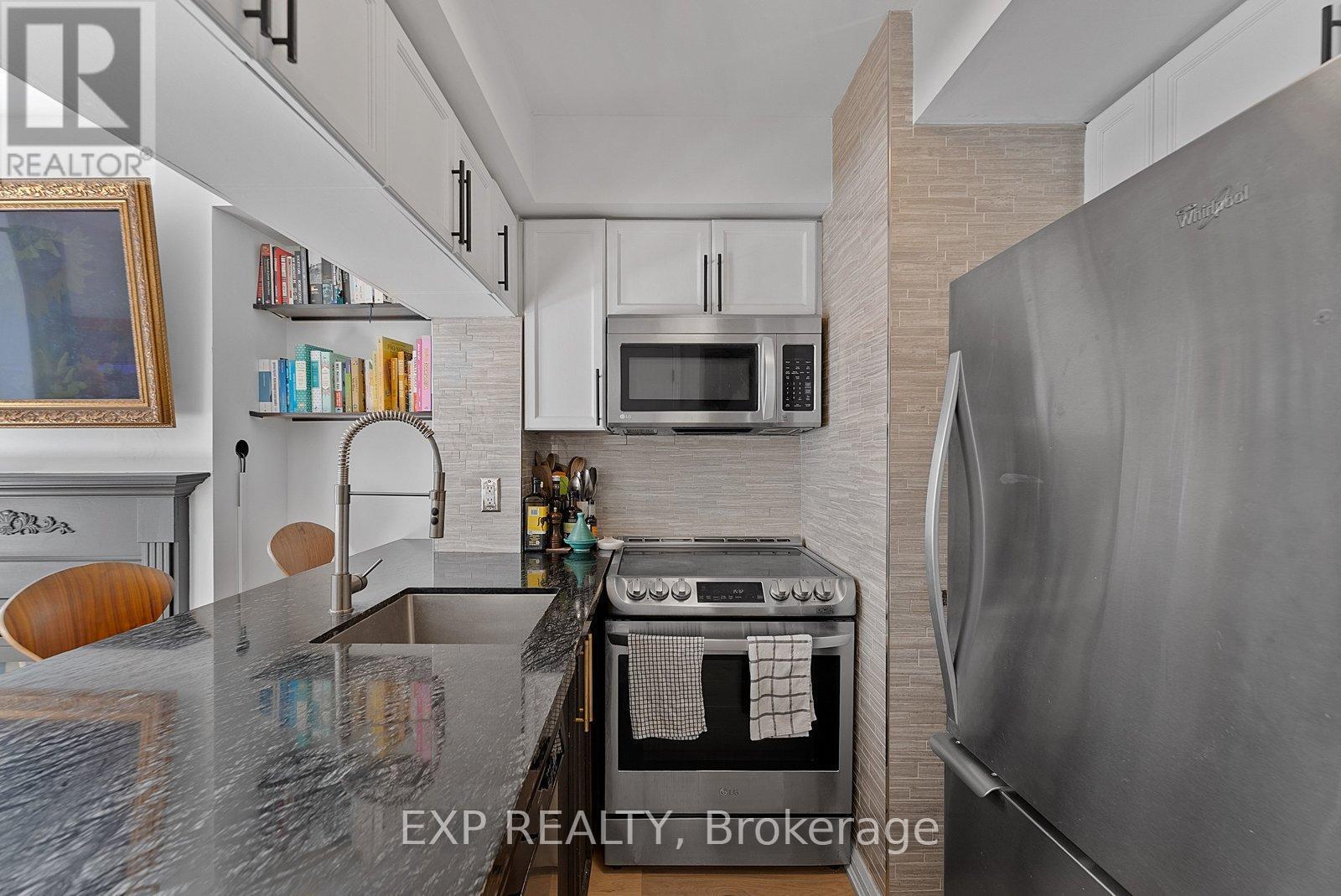 675 - 3 Everson Drive, Toronto, ON - Indoor Photo Showing Kitchen With Upgraded Kitchen