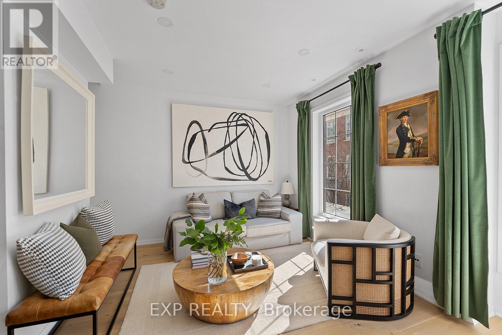 675 - 3 Everson Drive, Toronto, ON - Indoor Photo Showing Living Room