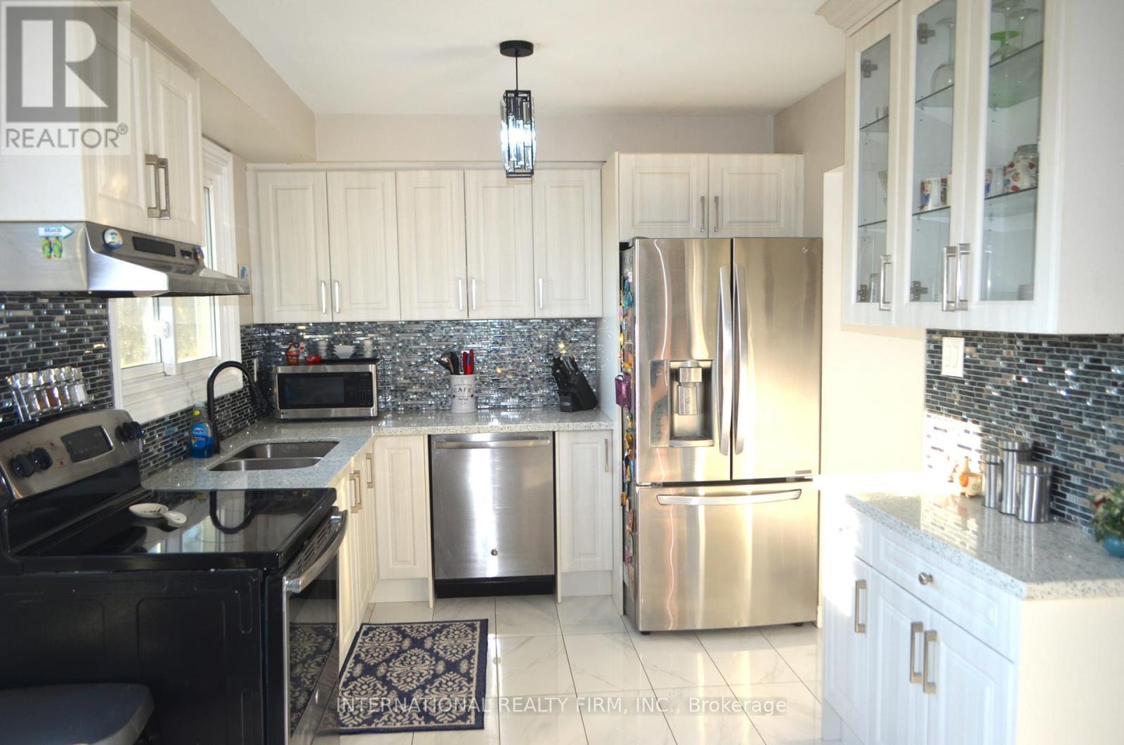 15 - 222 Pearson Street, Oshawa, ON - Indoor Photo Showing Kitchen With Double Sink With Upgraded Kitchen