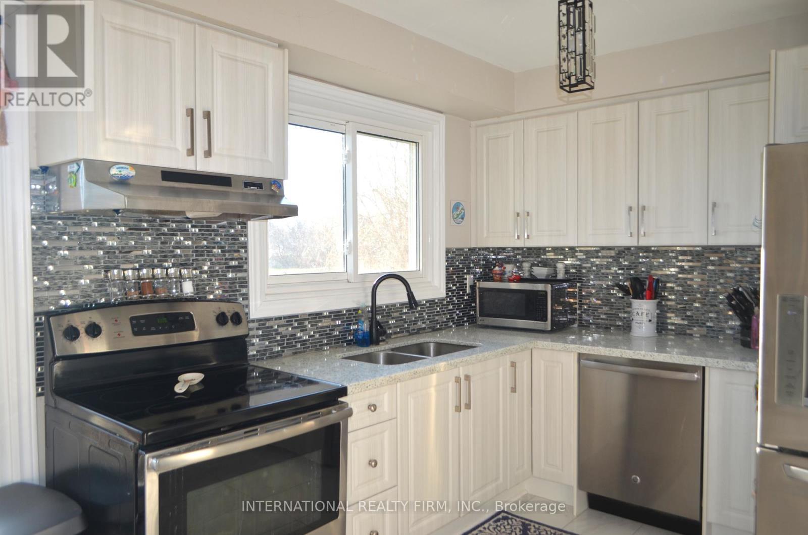 15 - 222 Pearson Street, Oshawa, ON - Indoor Photo Showing Kitchen With Double Sink With Upgraded Kitchen
