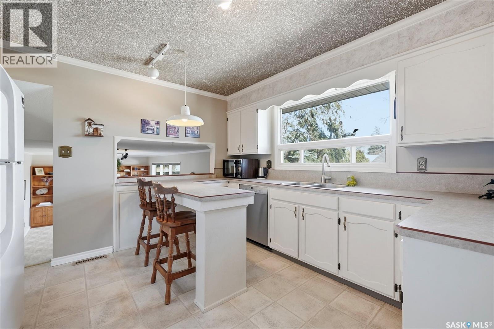 74 Harvard Crescent, Saskatoon, SK - Indoor Photo Showing Kitchen With Double Sink