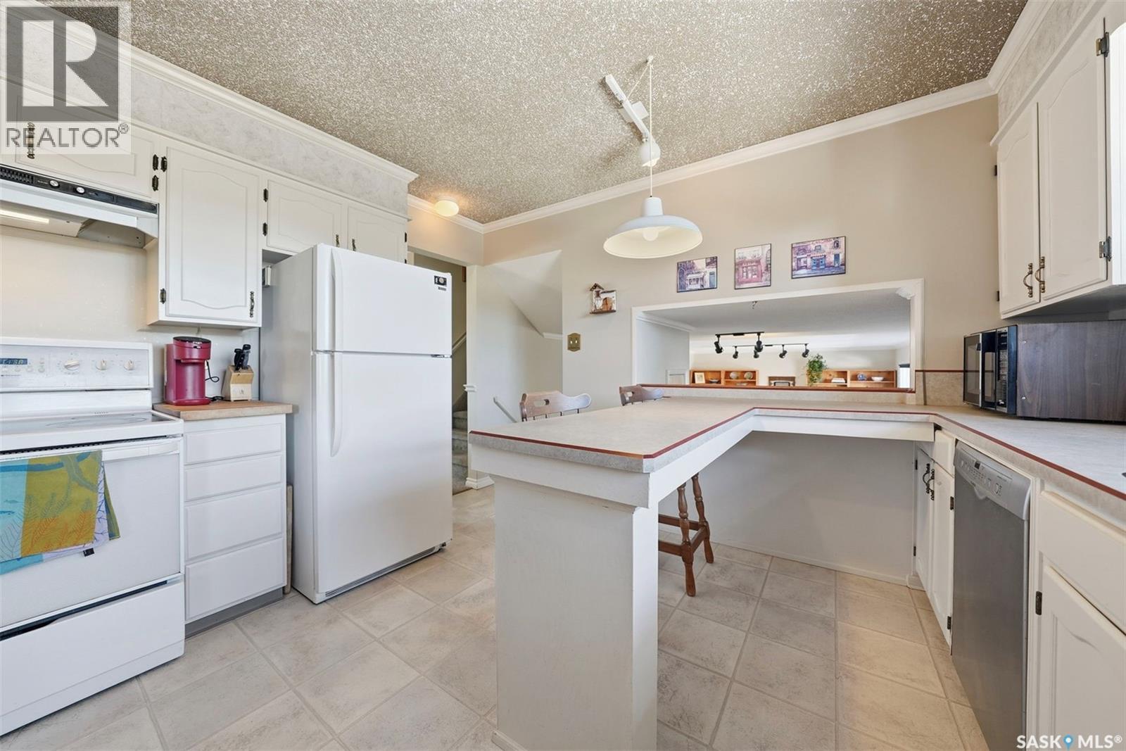 74 Harvard Crescent, Saskatoon, SK - Indoor Photo Showing Kitchen