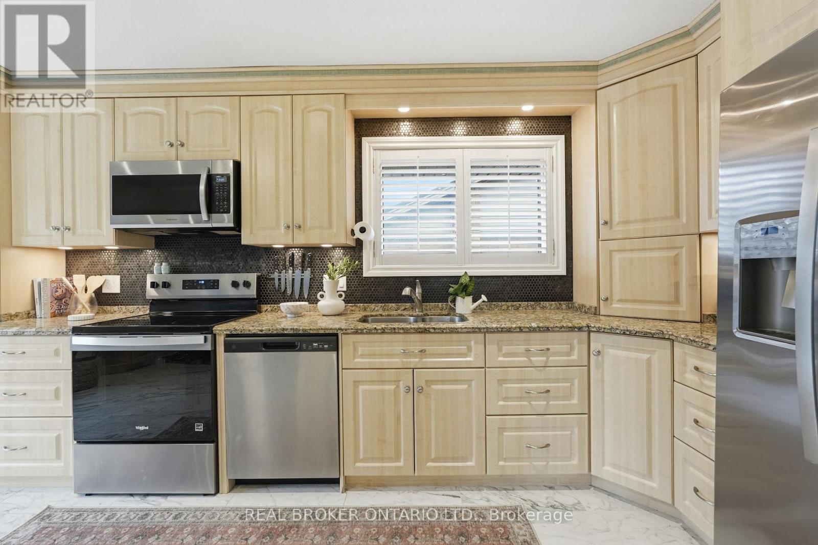 178 Delmar Drive, Hamilton, ON - Indoor Photo Showing Kitchen With Double Sink