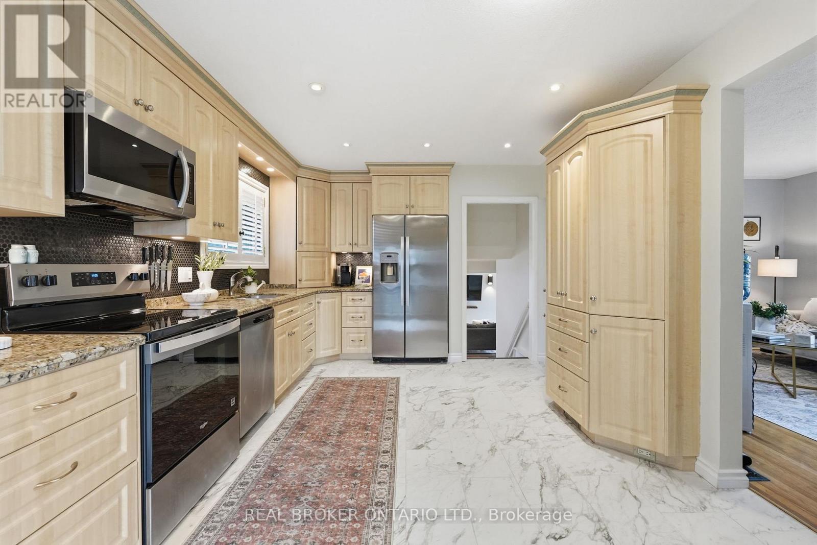 178 Delmar Drive, Hamilton, ON - Indoor Photo Showing Kitchen