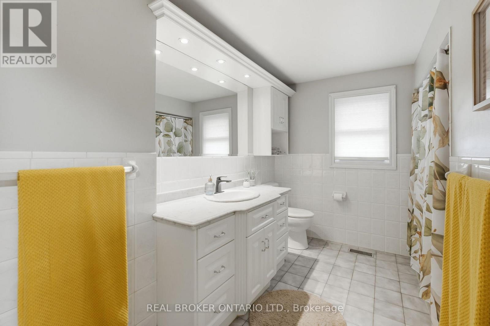 178 Delmar Drive, Hamilton, ON - Indoor Photo Showing Bathroom