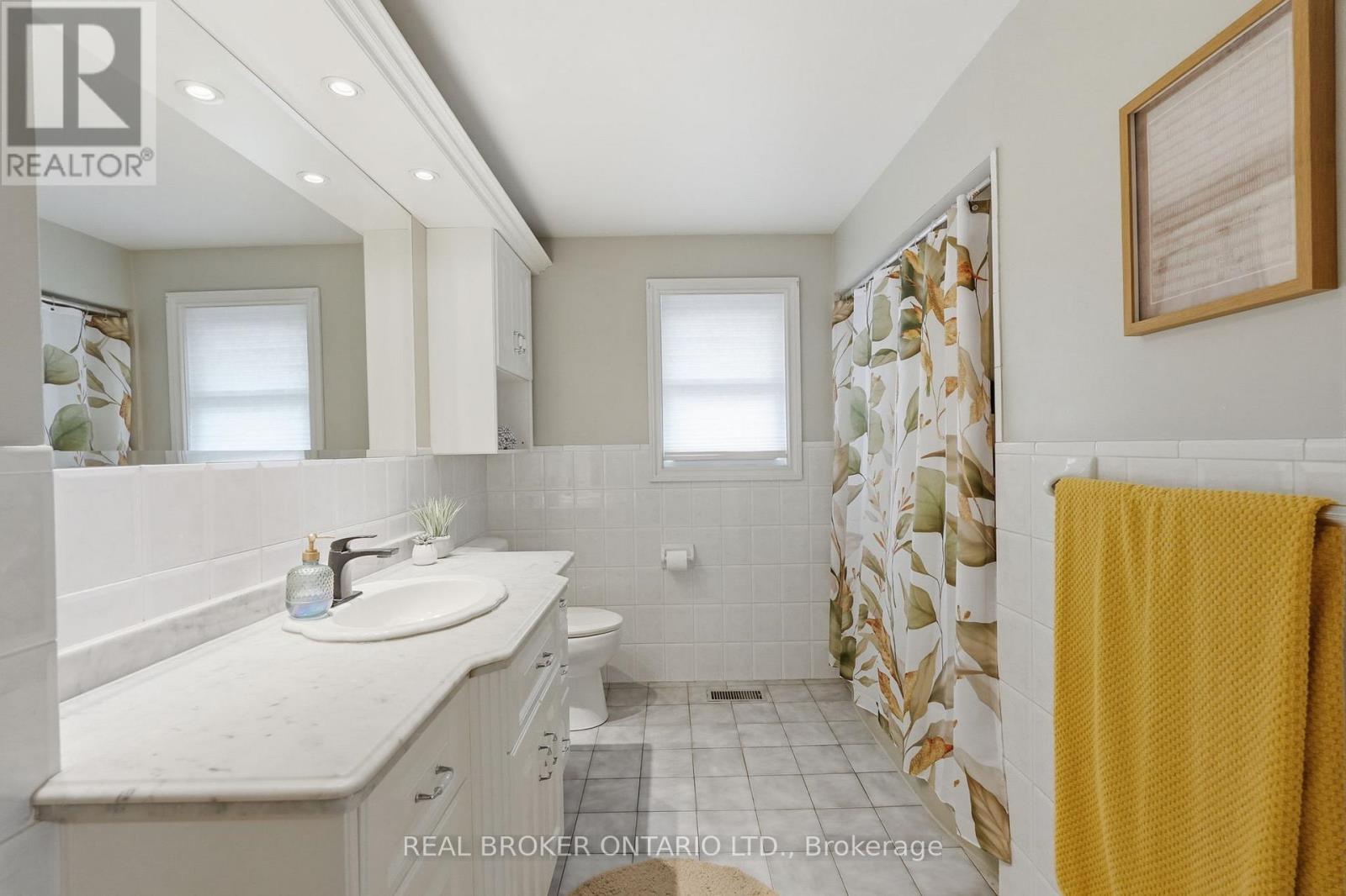178 Delmar Drive, Hamilton, ON - Indoor Photo Showing Bathroom