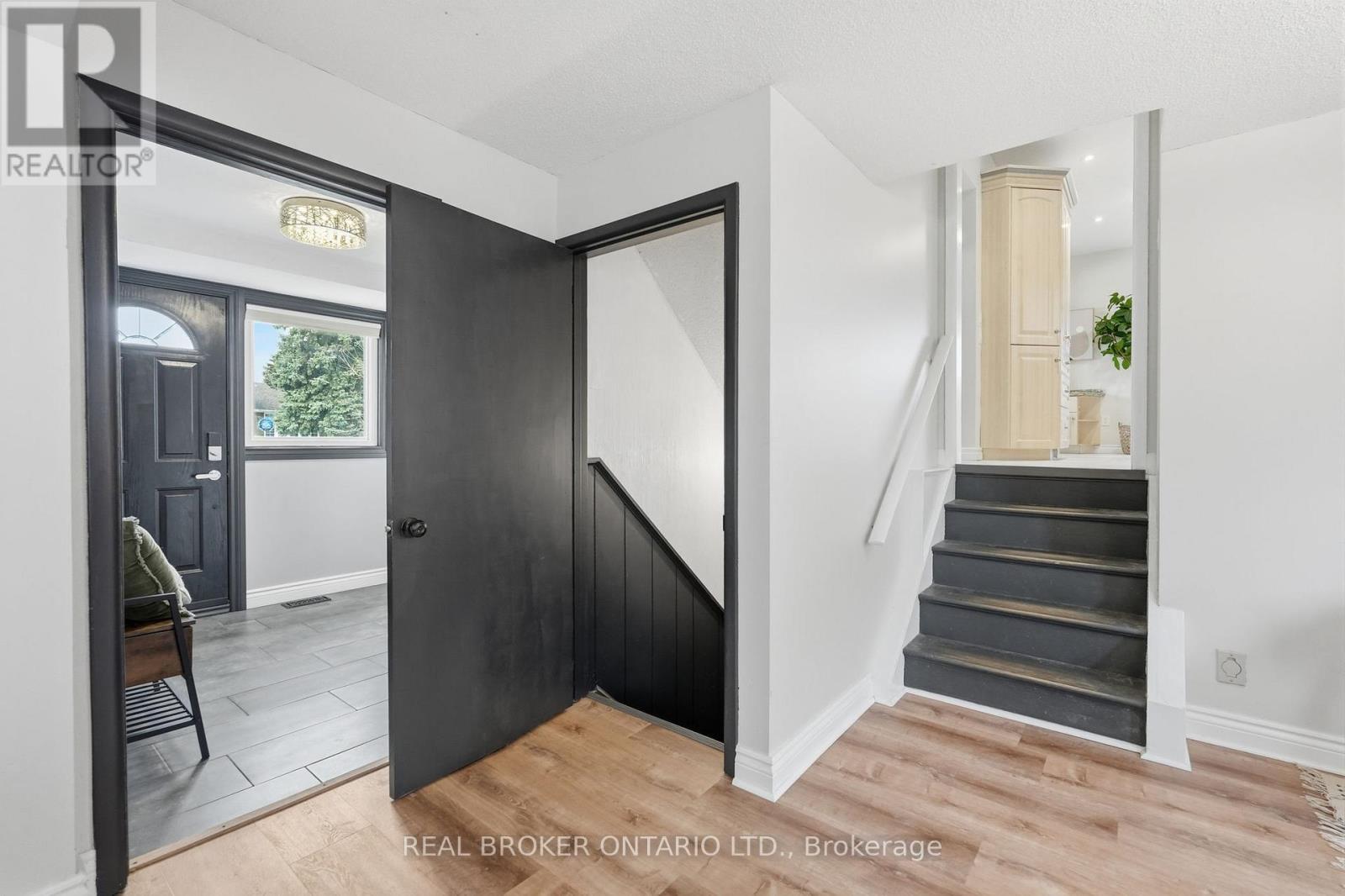 178 Delmar Drive, Hamilton, ON - Indoor Photo Showing Other Room