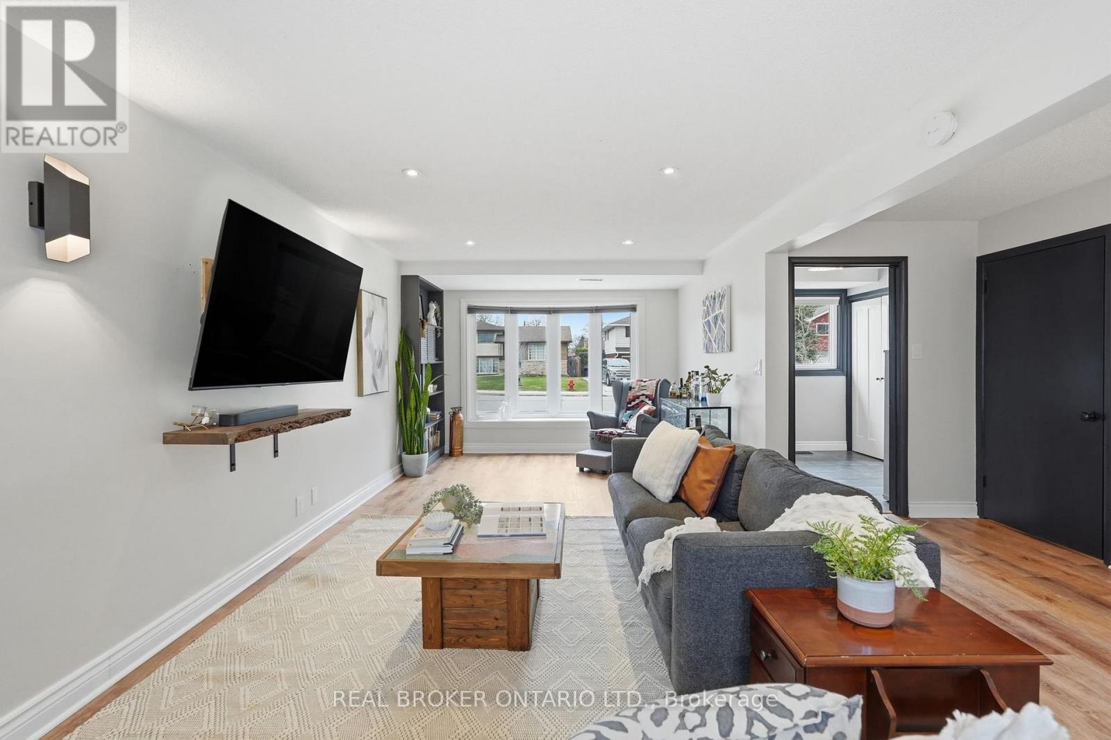 178 Delmar Drive, Hamilton, ON - Indoor Photo Showing Living Room
