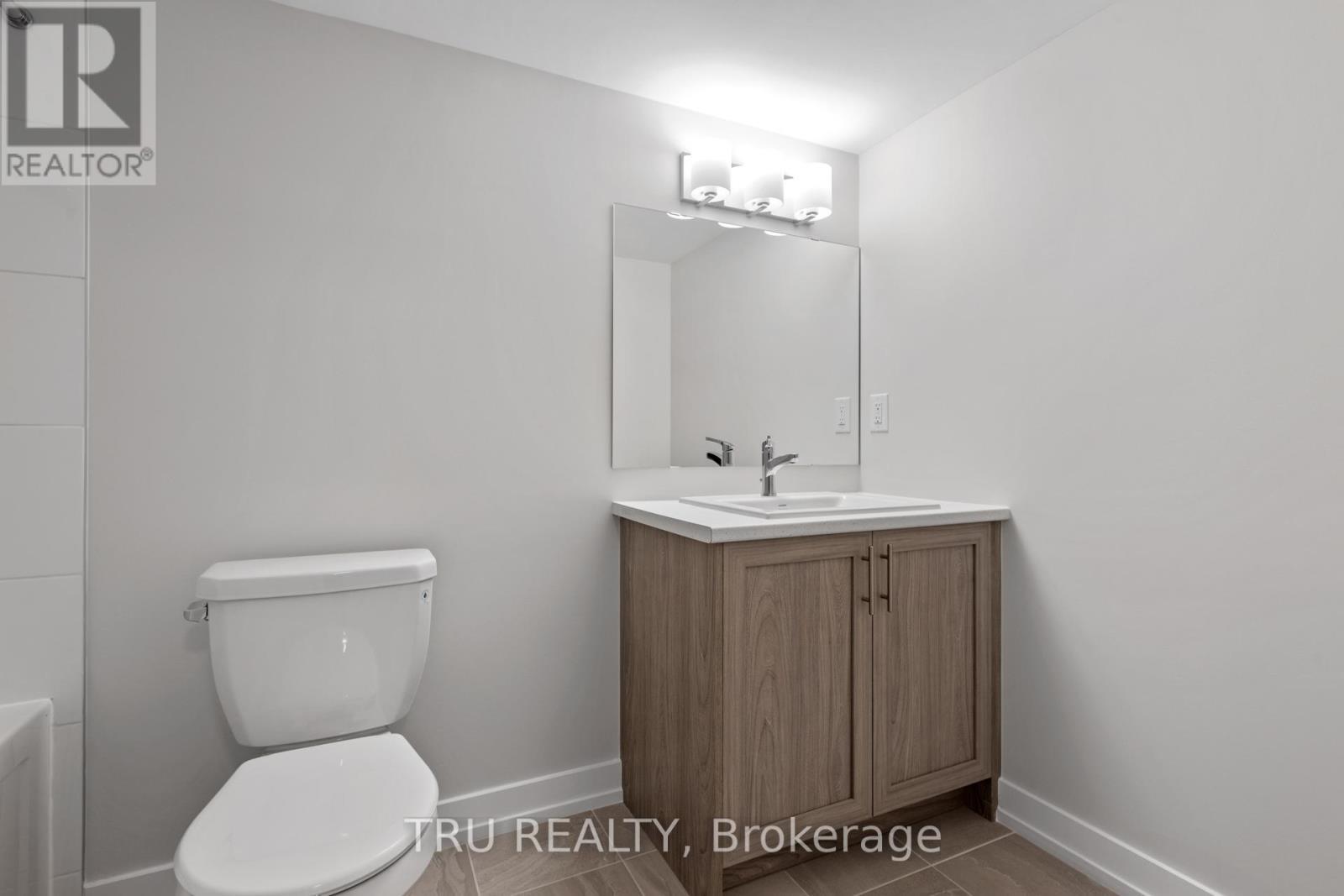Main level bathroom - 75 Hackamore Crescent, Ottawa, ON - Indoor Photo Showing Bathroom