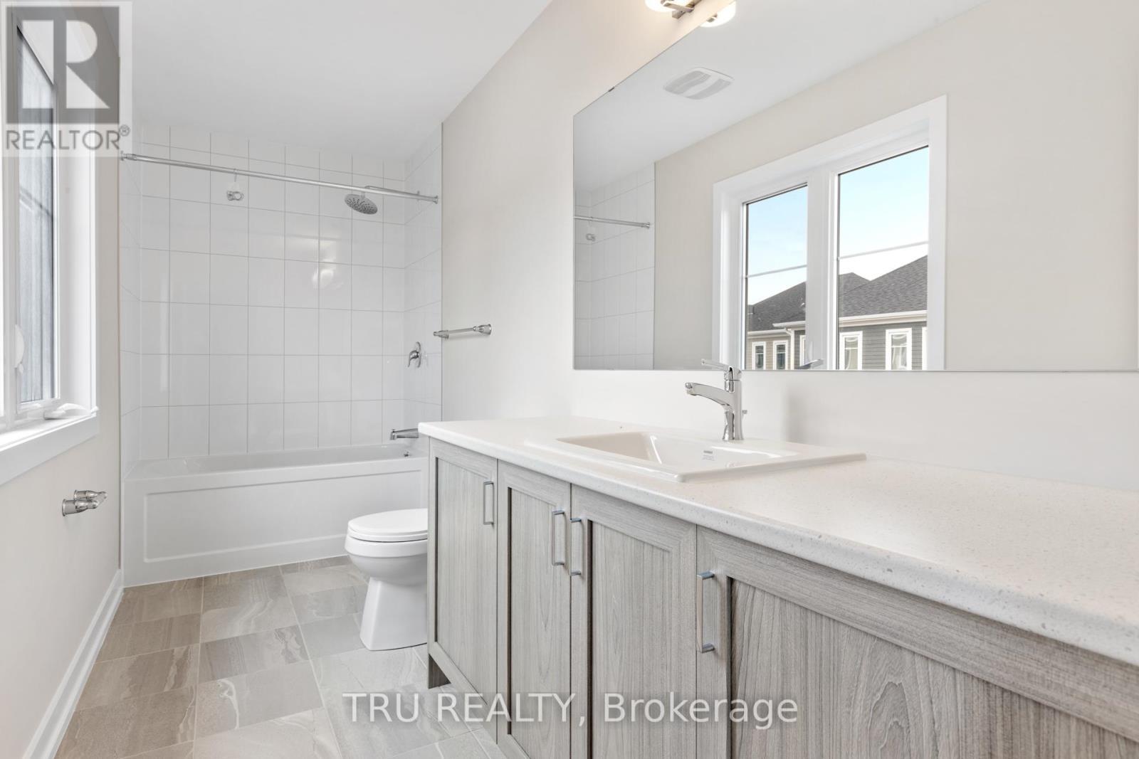 En-Suite bathroom - 75 Hackamore Crescent, Ottawa, ON - Indoor Photo Showing Bathroom