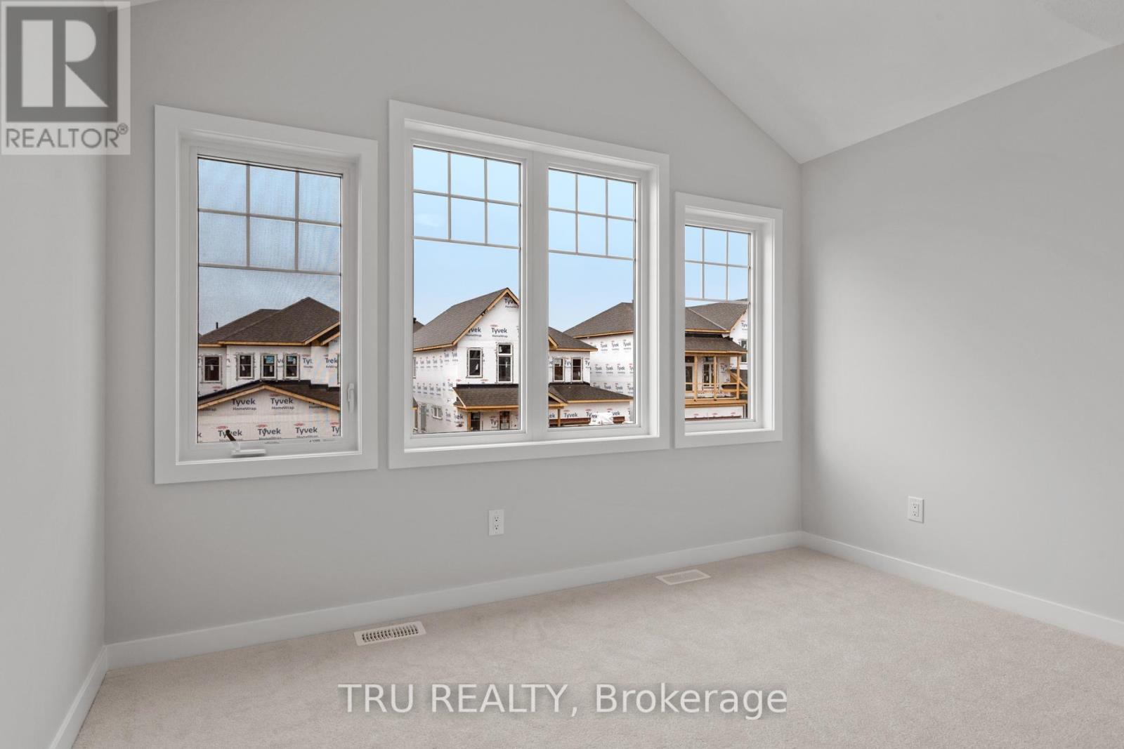 Bedroom with vaulted ceiling - 75 Hackamore Crescent, Ottawa, ON - Indoor Photo Showing Other Room