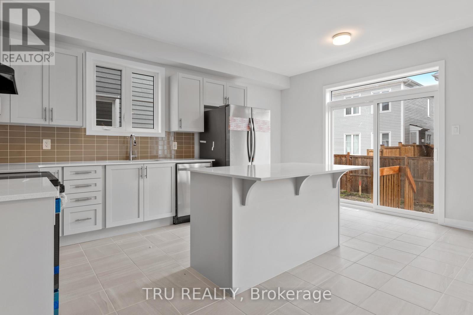 75 Hackamore Crescent, Ottawa, ON - Indoor Photo Showing Kitchen With Upgraded Kitchen